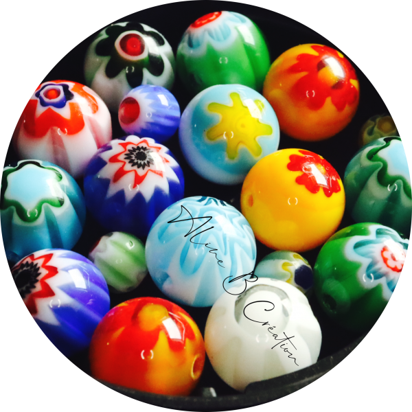Zoom sur échantillon de perles millefiori en verrre multicolores.