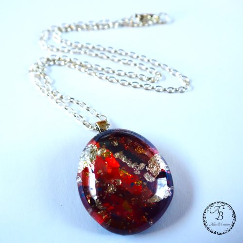 Ce collier de verre "Au crépuscule" est une réalisation artisanale recherchée. A vrai dire ses couleurs sont une invitation à un voyage dans nature grâce à ces couleurs chaleureuses.