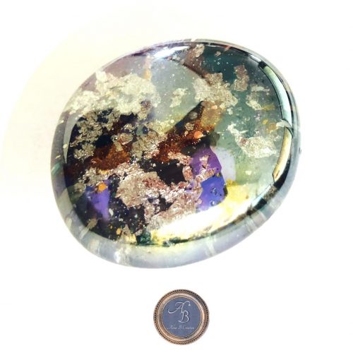 Avec ce petit objet en verre vous attirerez l'attention à coup sûre et fera entrer votre look dans autre dimension.