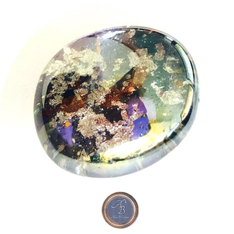 Avec ce petit objet en verre vous attirerez l'attention à coup sûre et fera entrer votre look dans autre dimension.