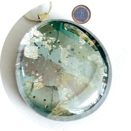 Les couleurs choisies avec soin offrent notamment de beaux contrastes et de magnifiques reflets luminaux. Ainsi, vous apporterez du "chic" et prenez possession d'une pièce unique improbable.