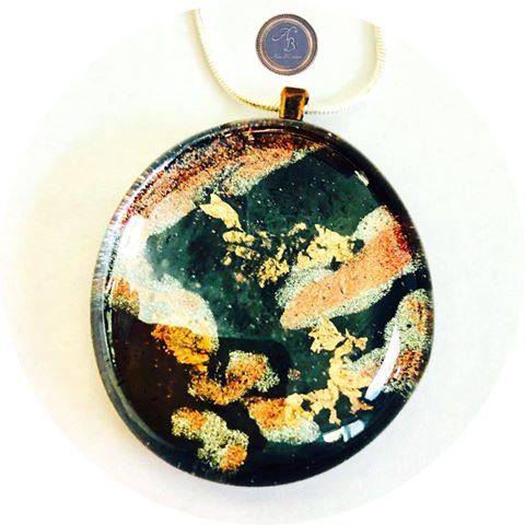 Avec ce petit objet en verre vous attirerez l'attention à coup sûre et fera entrer votre look dans autre dimension.