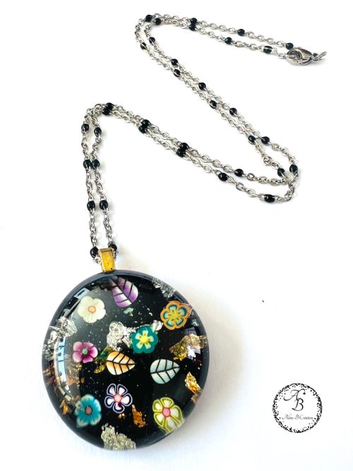 Le collier "Farandole de fleurs" (taille M) c'est en somme le résultat d'une belle collection dédiée au verre.