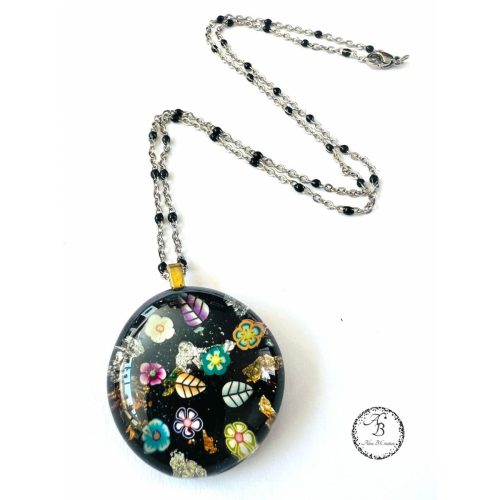 Le collier "Farandole de fleurs" (taille M)  c'est en somme le résultat d'une belle collection dédiée au verre.