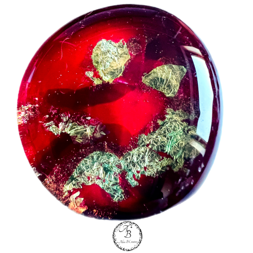 Ce bijou de verre "Pomme d'amour" est une réalisation artisanale recherchée. ses couleurs chaudes sont une invitation à l'amour et la gourmandise.