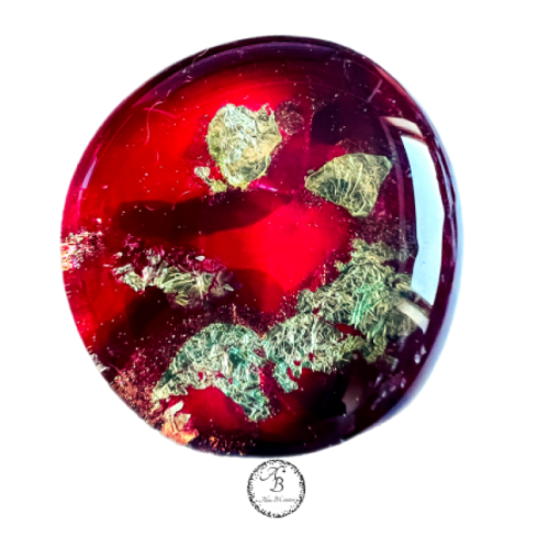 Ce bijou de verre "Pomme d'amour" est une réalisation artisanale recherchée. ses couleurs chaudes sont une invitation  à l'amour et la gourmandise.