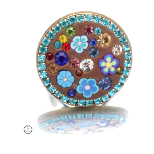 vue bague ajustable cabochon rond enrichi de cristaux et de fleurs en Fimo