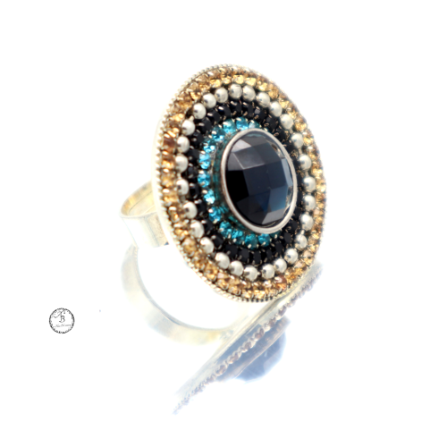 Bague ajustable Un plateau de cristaux vue de dessus en cristaux contrastés et plateau acier - Aline B Création