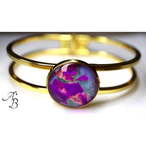 Bracelet en acier doré avec cabochon de verre mauve, vert et fuchsia par Aline B Création.