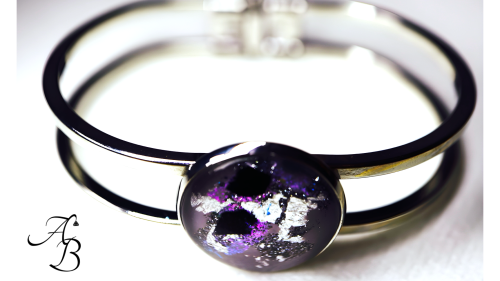 Bracelet "Mystère lunaire" en acier doré avec cabochon de verre.