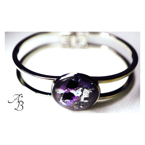 Bracelet "Mystère lunaire" en acier doré avec cabochon de verre.