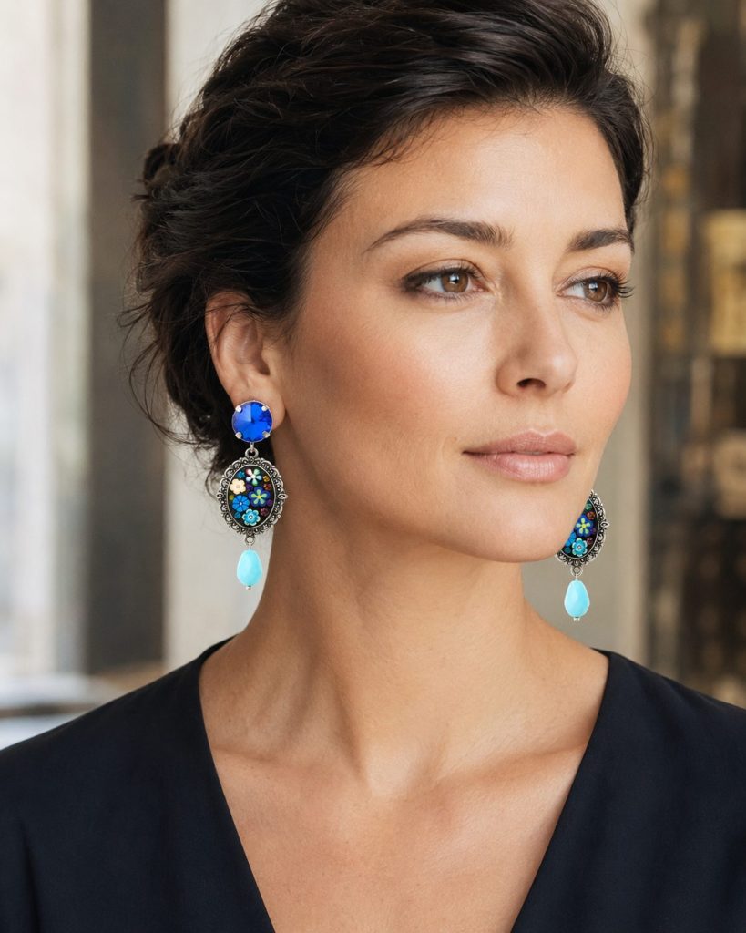 Femme portant les boucles d’oreilles à clips Nuit botanique pour oreilles non percées