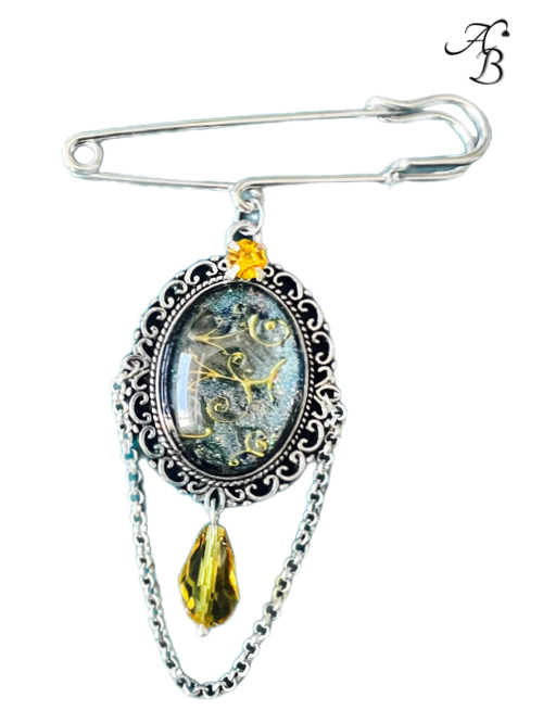Broche – Les soupirs du lichen en verre peint à la main, cristal et acier inoxydable