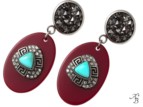 Boucles d’oreilles Totem d’Azur en résine bordeaux, cabochon turquoise et cristaux, création artisanale signée Aline B Création.