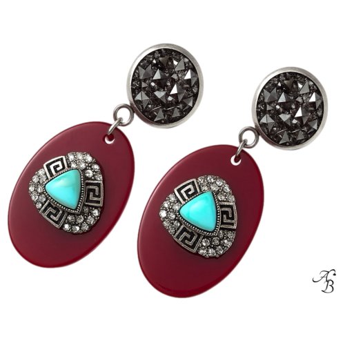 Boucles d’oreilles Totem d’Azur en résine bordeaux, cabochon turquoise et cristaux, création artisanale signée Aline B Création.