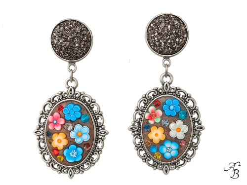 Boucles d'oreilles dormeuses Héritage tropical avec fleurs colorées sur médaillon ovale, création artisanale Aline B Création.