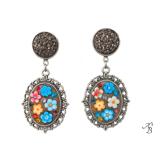 Boucles d'oreilles dormeuses Héritage tropical avec fleurs colorées sur médaillon ovale, création artisanale Aline B Création.