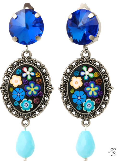 Boucles d’oreilles clips Nuit botanique – bijou artisanal bleu avec cabochon floral, cristal et goutte.