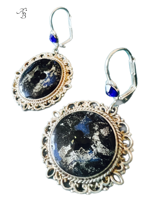 Boucles d’oreilles dormeuses Terre lunaire en résine noire et bleu nuit, effet métallisé et cabochon peint à la main.
