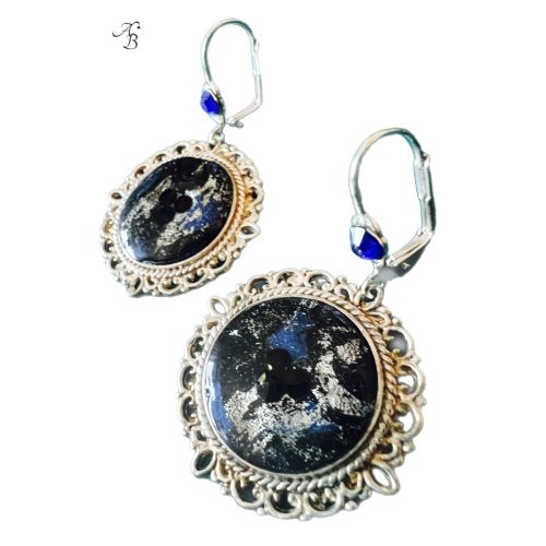 Boucles d’oreilles dormeuses Terre lunaire en résine noire et bleu nuit, effet métallisé et cabochon peint à la main.