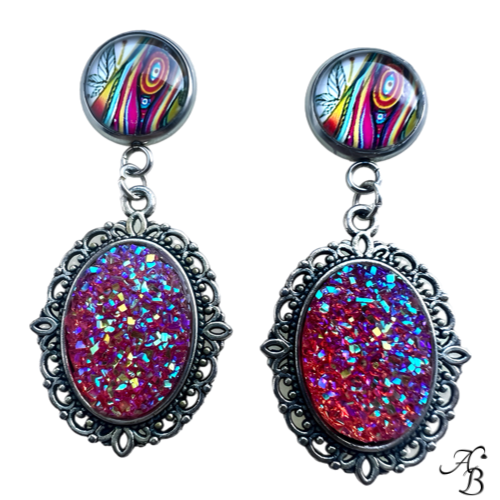 Boucles d’oreilles clous Héritage acidulé avec médaillons scintillants rose et bleu, création artisanale Aline B Création.
