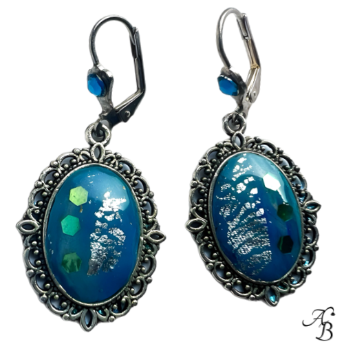 Boucles d’oreilles dormeuses Héritage tropical avec médaillons fleuris multicolores, monture argentée vintage, création artisanale.