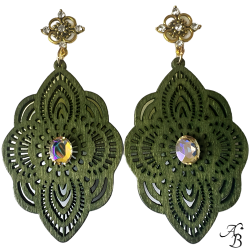 Boucles d’oreilles clous bois Maxi Olive, médaillon vert orné de cristaux, création artisanale légère en bois peint à la main.