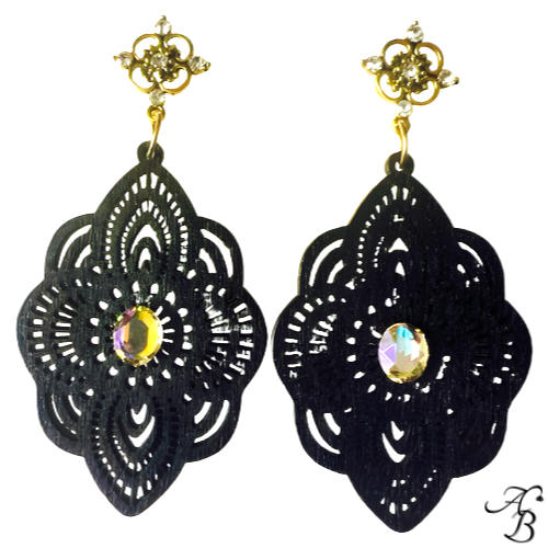 Boucles d’oreilles clous bois Maxi Réglisse, grand médaillon noir orné d’un cristal, création artisanale en bois ultra léger.
