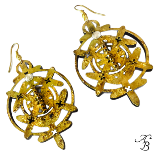 Boucles d’oreilles en bois ajouré Or sacré – création artisanale Aline B Création