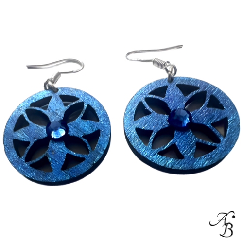 Boucles d’oreilles bois Rosace saphir avec cristaux Swarovski argentés et cristal bleu – Aline B Création.