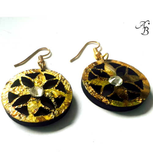 Boucles d’oreilles bois Rosace dorée avec cristal central – Aline B Création.