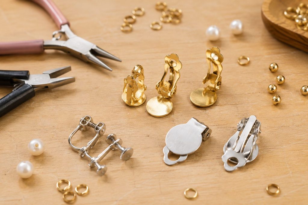 Gros plan des systèmes de clips pour boucles d’oreilles sans oreilles percées