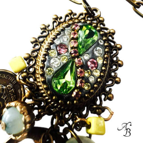 Sautoir – Reine Elisabeth II en laiton patiné avec médaillon cristaux et pampilles artisanales – Aline B Création.