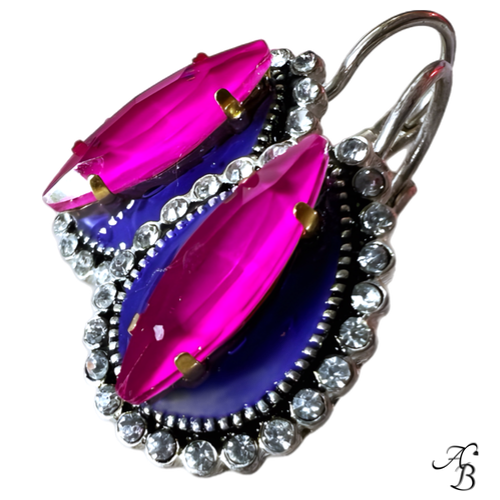 Boucles d’oreilles dormeuses Pop en acier et résine violet laqué avec strass fuchsia – création artisanale Aline B Création.
