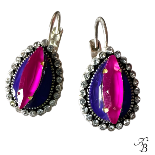 Boucles d’oreilles dormeuses Pop en acier et résine violet laqué avec strass fuchsia – création artisanale Aline B Création.