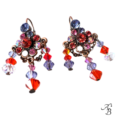 Boucles d’oreilles dormeuses Princess en laiton cuivre vieilli, cristal lavande, fleur centrale et pampilles Swarovski – création artisanale Aline B Création.