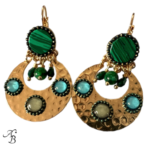 Boucles d’oreilles dormeuses Rêve d’Orient en acier doré, malachites, cabochons et pampilles en jade – création artisanale Aline B Création.
