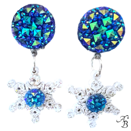 Boucles d’oreilles clips Flocon givré en bois blanc et bleu avec cabochon profond et paillettes holographiques – création artisanale Aline B Création.