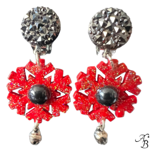 Boucles d’oreilles clips Flocon clochette en bois rouge, céramique et acier – création artisanale Aline B Création.