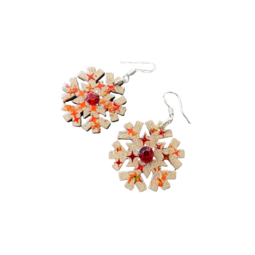 Boucles d’oreilles Flocon doré en bois mordoré avec cristal rouge et paillettes scintillantes, création artisanale Aline B Création.
