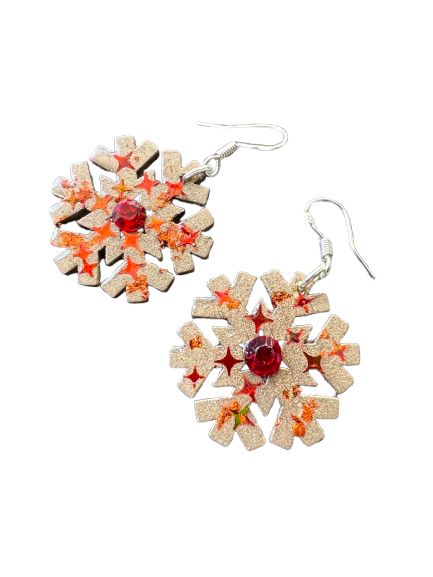 Boucles d’oreilles Flocon doré en bois mordoré avec cristal rouge et paillettes scintillantes, création artisanale Aline B Création.