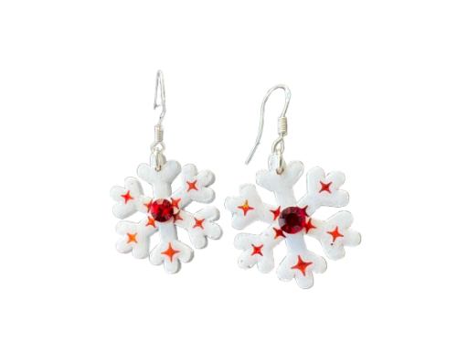 Boucles d’oreilles Flocon Givré en bois blanc, cristal rouge et paillettes holographiques, création artisanale Aline B Création.