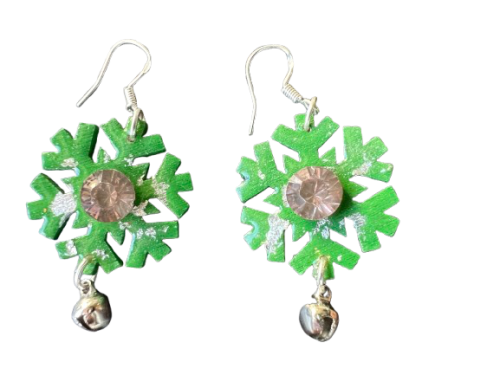 Boucles d’oreilles clous Flocon d’hiver en bois doré mordoré avec cristaux rouges et attaches en argent 925 – création artisanale Aline B Création.