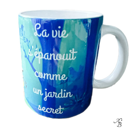 on design délicat illustre une serre remplie de fleurs et de plantes colorées, accompagnée de la citation poétique « La vie s’épanouit comme un jardin secret ». Un mug qui transforme chaque boisson chaude en instant de sérénité.
