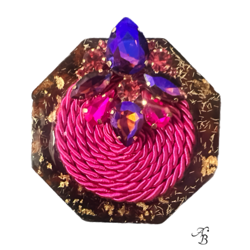 Broche vintage en bakélite ambre avec cristaux fuchsia et violets.