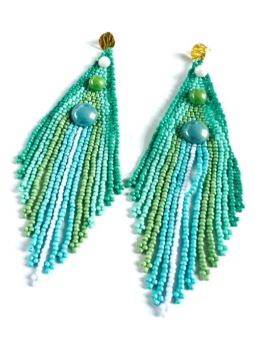 Boucles d’oreilles longues turquoise en perles de rocaille avec cabochons céramiques et clous dorés.