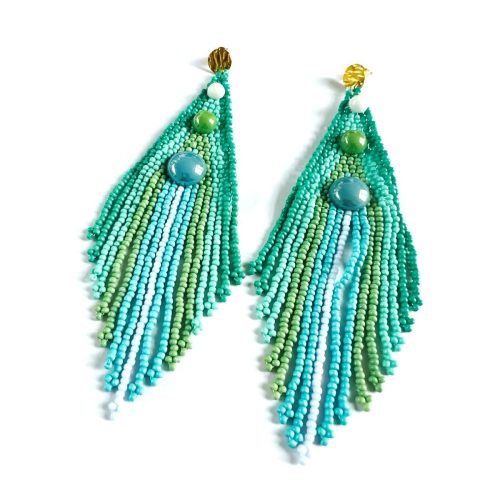 Boucles d’oreilles longues turquoise en perles de rocaille avec cabochons céramiques et clous dorés.