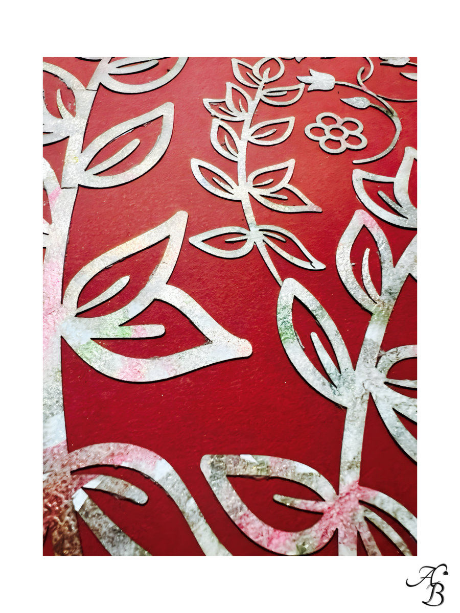 Fleurs aquarellées découpées et collées sur papier terracotta.