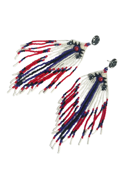 Boucles d’oreilles clous Aigle Tribal en perles tissées blanc, noir, bleu et rouge, création Aline B Création.