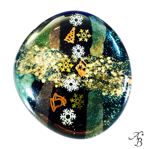 Broche XL - Les galets de verre d'Aline - Féeries Lumineuses Ed. 2, aux couleurs festives avec détails en filigrane pour les fêtes de fin d’année.